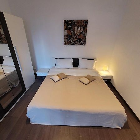 Anastasia Bratianu Apart 28 A Self Check From 2 Pm Bukares Bagian luar foto